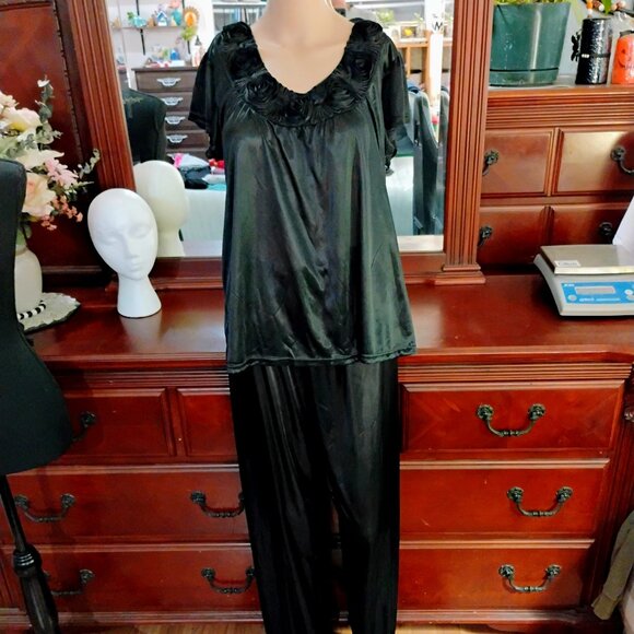 Black 2 Pc Satin Finish Top & Pants Polyester Sleepwear - Picture 1 of 5